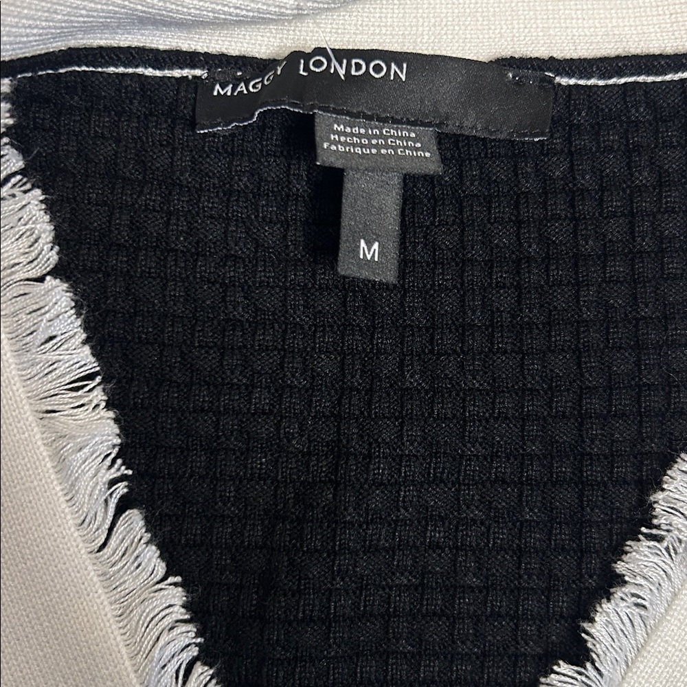 Maggy London Contrast Trim V-Neck Dress (Size M) - Picture 8 of 9